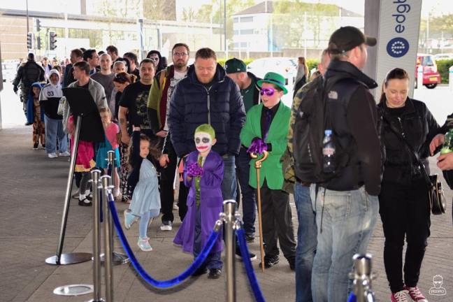 crowd-to-get-in-pedro